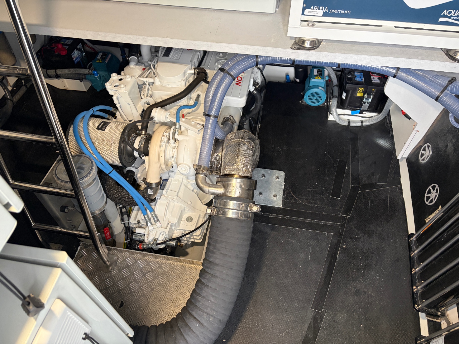 Main engine, turbo and exhaust system in a clean engine room