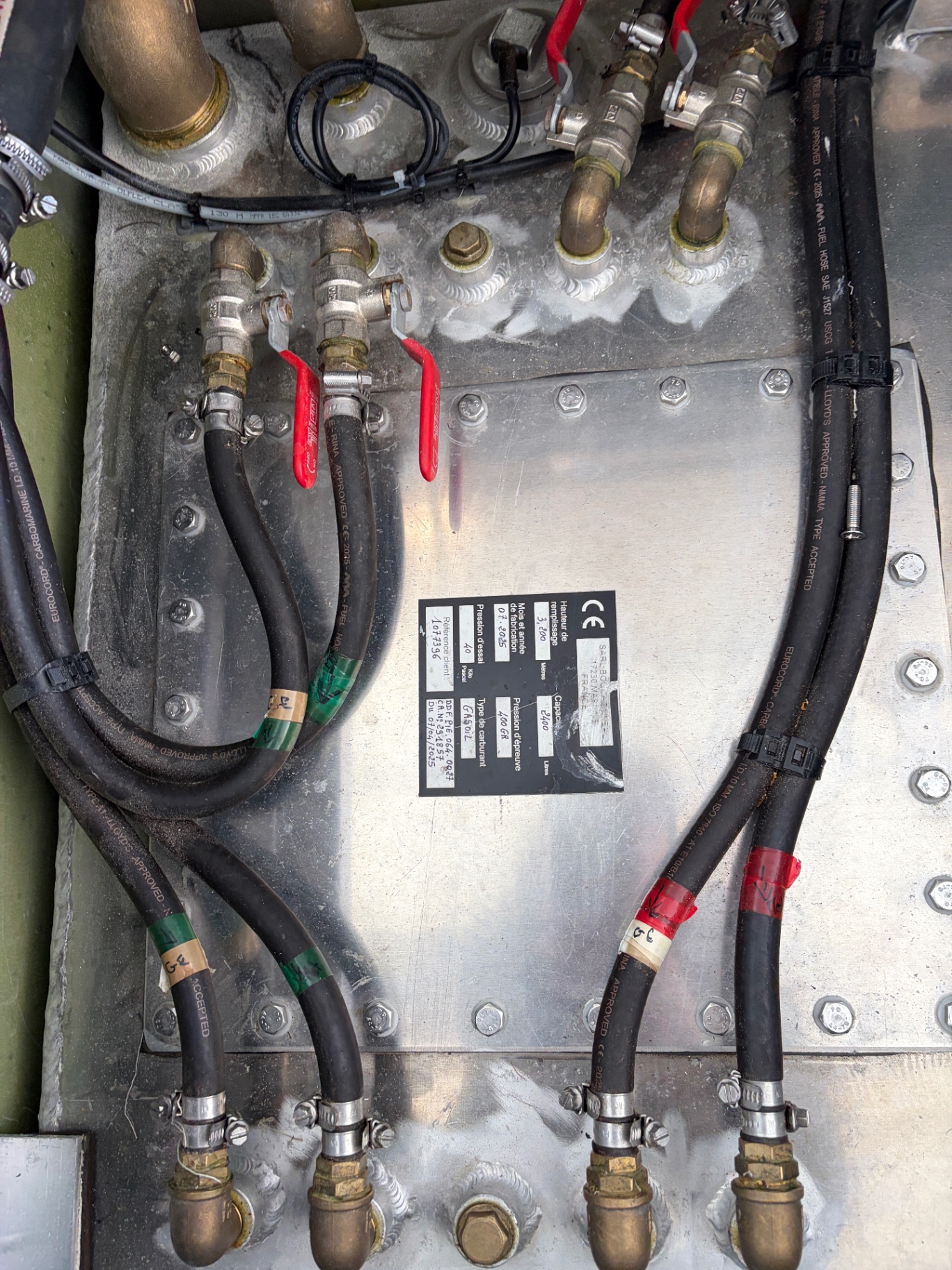 Aluminium fuel tank with CE plate, isolation valves and Lloyd's-approved fuel hoses