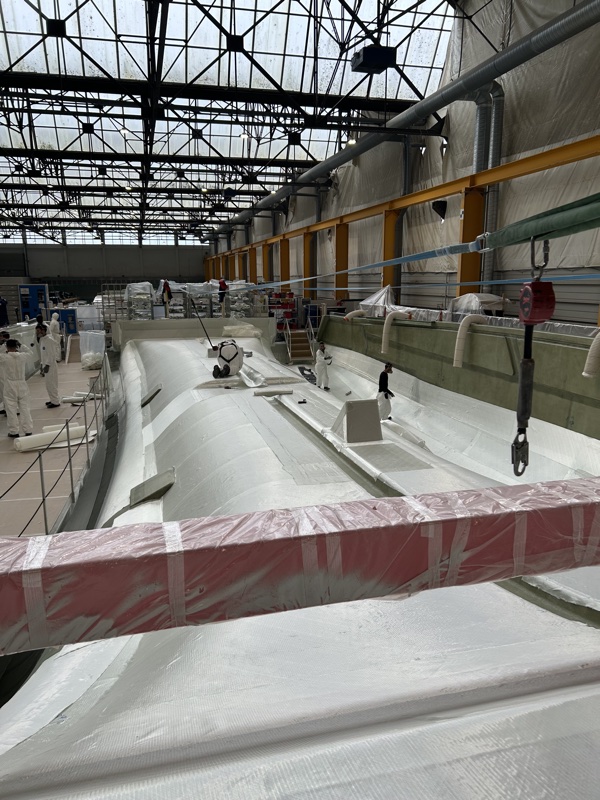 Performance sailing yacht hull lamination in build